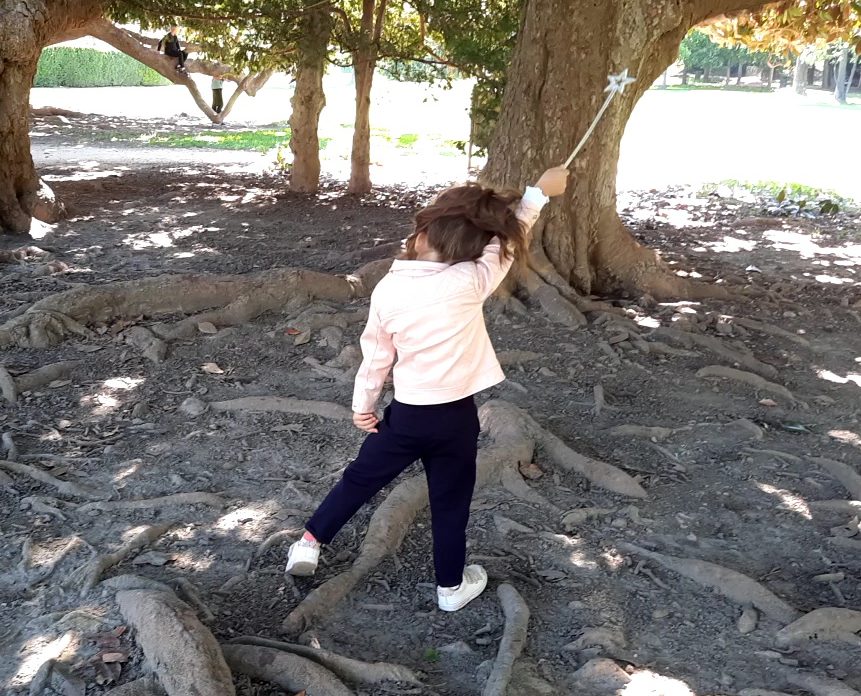 Petite fille qui s'amuse